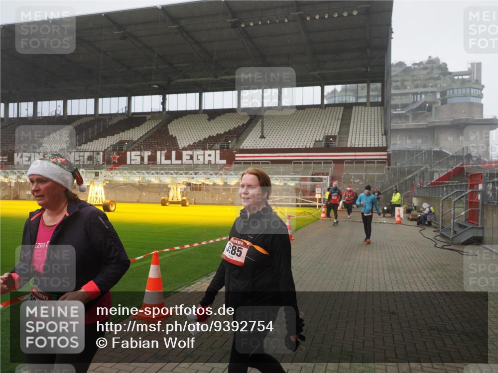 07.12.2025 - St. Pauli X-Mass-Run No. 15 Fabian Wolf http://msf.ph/oto/9392754 07.12.2025 10:12:51 Ziel 9, 18, 80, 938, 2687, 3040, 3428, 3514, 3551, 3557, 3799, 3834, 3836, 4487 meine-sportfotos.de
