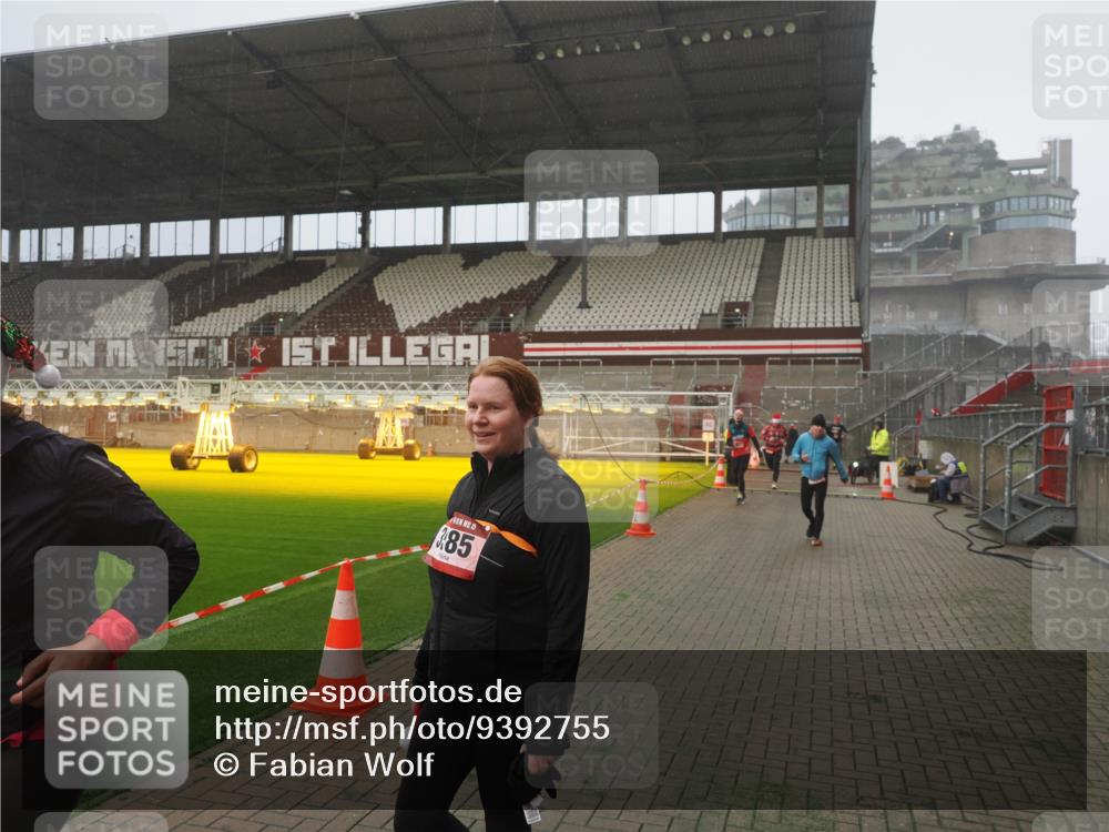 07.12.2025 - St. Pauli X-Mass-Run No. 15 Fabian Wolf http://msf.ph/oto/9392755 07.12.2025 10:12:51 Ziel 9, 18, 80, 938, 2687, 3040, 3428, 3514, 3551, 3557, 3799, 3834, 3836, 4487 meine-sportfotos.de