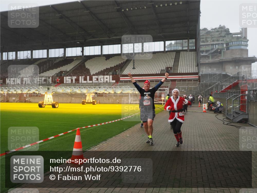 07.12.2025 - St. Pauli X-Mass-Run No. 15 Fabian Wolf http://msf.ph/oto/9392776 07.12.2025 10:13:02 Ziel 80, 938, 1397, 1733, 2687, 2711, 2712, 4487 meine-sportfotos.de