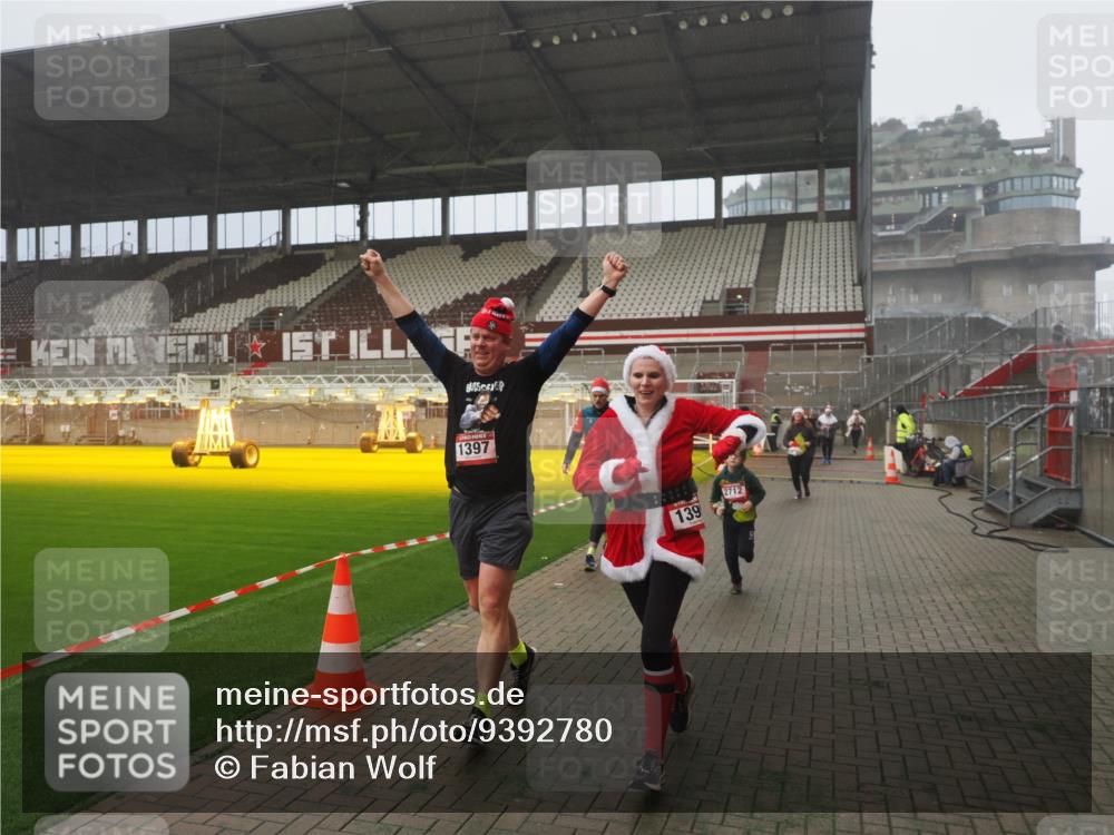 07.12.2025 - St. Pauli X-Mass-Run No. 15 Fabian Wolf http://msf.ph/oto/9392780 07.12.2025 10:13:03 Ziel 80, 938, 1397, 1733, 2687, 2711, 2712, 3588, 4487 meine-sportfotos.de