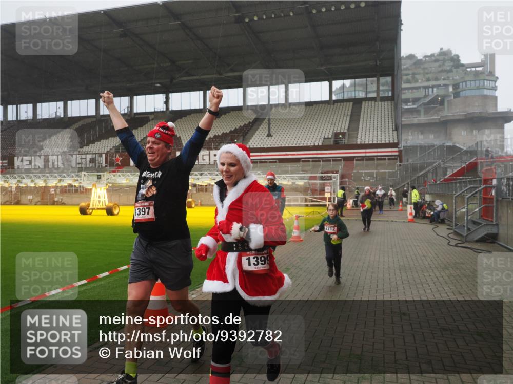 07.12.2025 - St. Pauli X-Mass-Run No. 15 Fabian Wolf http://msf.ph/oto/9392782 07.12.2025 10:13:04 Ziel 80, 938, 1397, 1733, 2687, 2711, 2712, 3588, 3589, 4487 meine-sportfotos.de