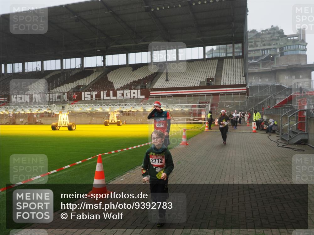 07.12.2025 - St. Pauli X-Mass-Run No. 15 Fabian Wolf http://msf.ph/oto/9392783 07.12.2025 10:13:05 Ziel 80, 1126, 1397, 1733, 2687, 2711, 2712, 3588, 3589, 4487 meine-sportfotos.de