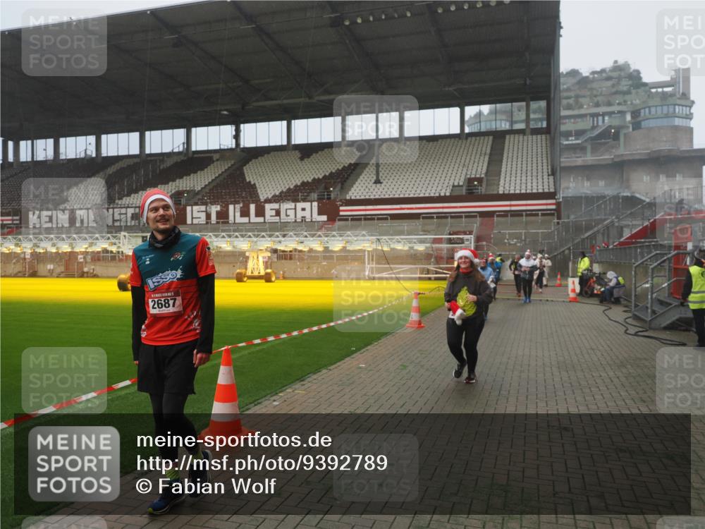 07.12.2025 - St. Pauli X-Mass-Run No. 15 Fabian Wolf http://msf.ph/oto/9392789 07.12.2025 10:13:07 Ziel 80, 1126, 1397, 1733, 2687, 2711, 2712, 3588, 3589, 4487, 4664 meine-sportfotos.de