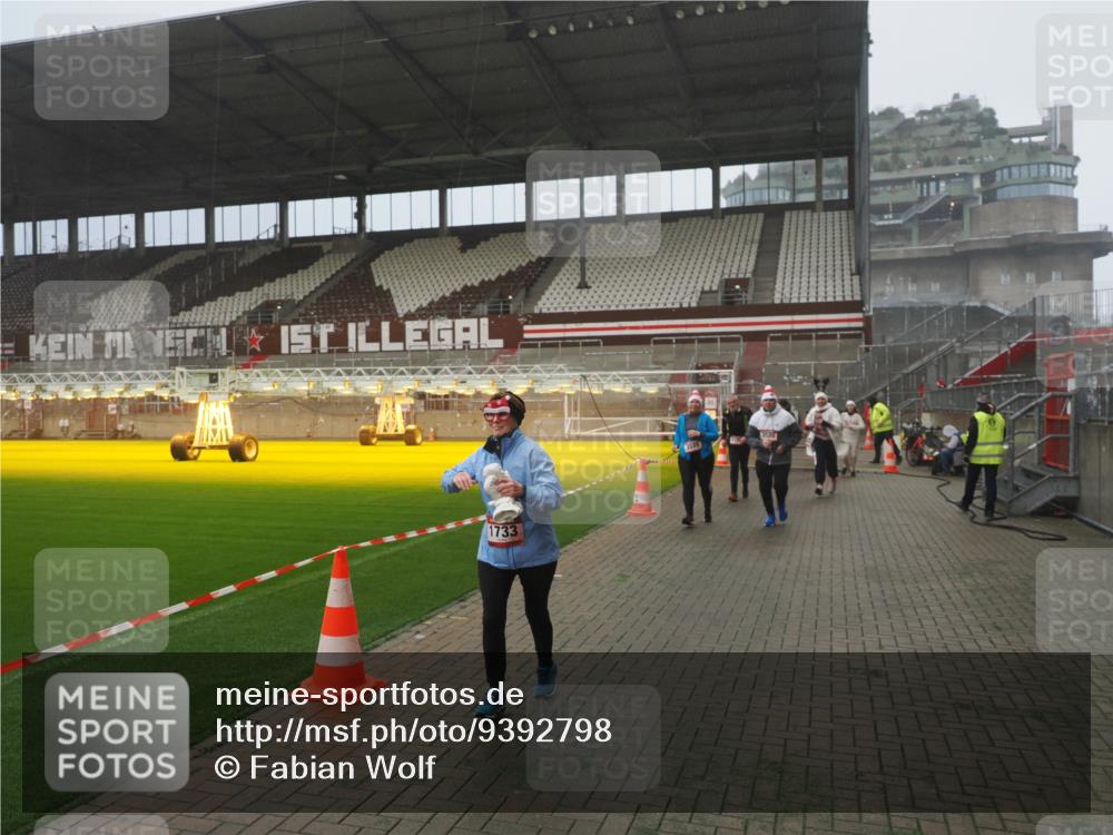 07.12.2025 - St. Pauli X-Mass-Run No. 15 Fabian Wolf http://msf.ph/oto/9392798 07.12.2025 10:13:11 Ziel 80, 1044, 1126, 1397, 1733, 2711, 2712, 3588, 3589, 4081, 4082, 4083, 4487, 4664 meine-sportfotos.de