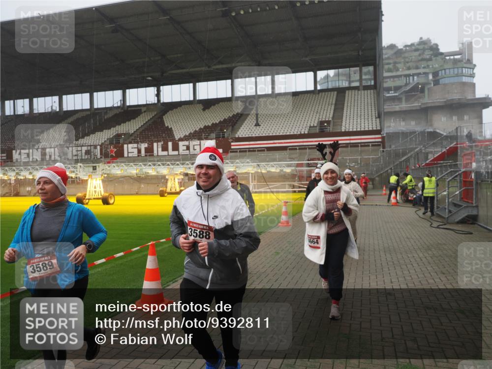 07.12.2025 - St. Pauli X-Mass-Run No. 15 Fabian Wolf http://msf.ph/oto/9392811 07.12.2025 10:13:16 Ziel 1044, 1062, 1126, 1220, 1733, 2711, 2712, 3588, 3589, 4081, 4082, 4083, 4664 meine-sportfotos.de