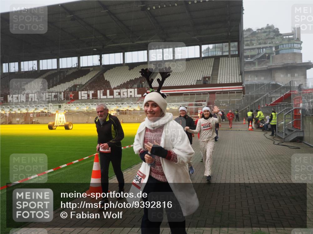 07.12.2025 - St. Pauli X-Mass-Run No. 15 Fabian Wolf http://msf.ph/oto/9392816 07.12.2025 10:13:17 Ziel 1044, 1062, 1126, 1220, 1733, 2711, 2712, 3588, 3589, 4081, 4082, 4083, 4664 meine-sportfotos.de