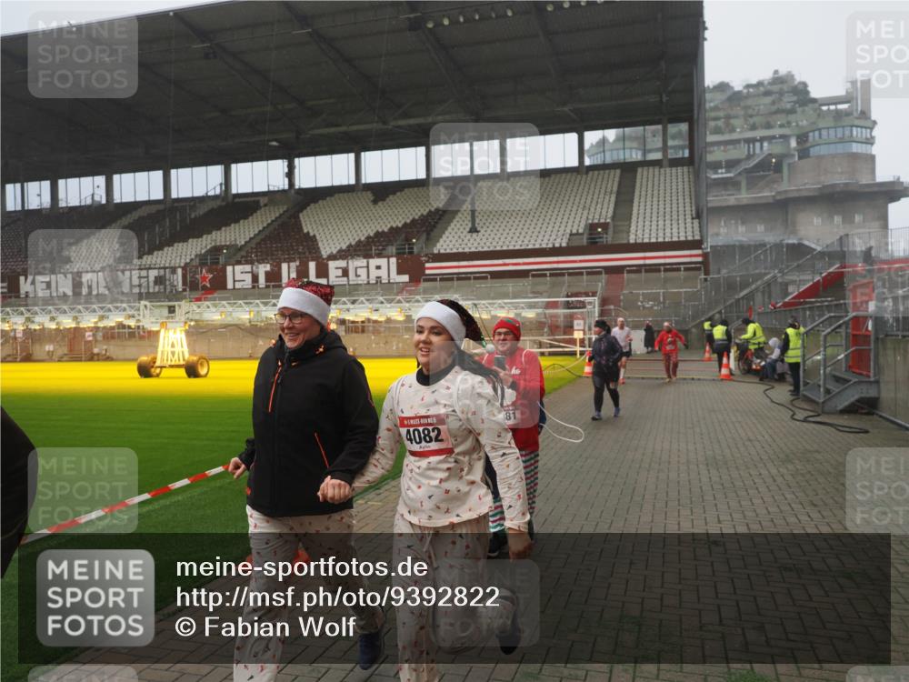 07.12.2025 - St. Pauli X-Mass-Run No. 15 Fabian Wolf http://msf.ph/oto/9392822 07.12.2025 10:13:18 Ziel 1044, 1062, 1126, 1220, 1733, 2711, 2712, 3588, 3589, 4081, 4082, 4083, 4664 meine-sportfotos.de