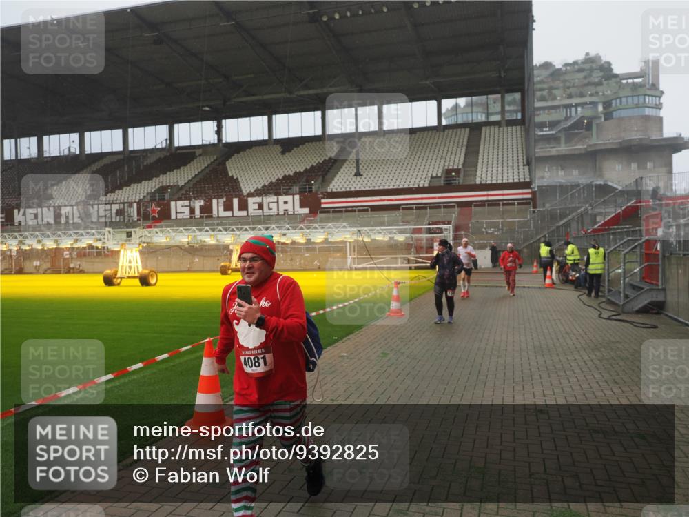 07.12.2025 - St. Pauli X-Mass-Run No. 15 Fabian Wolf http://msf.ph/oto/9392825 07.12.2025 10:13:19 Ziel 1044, 1062, 1126, 1220, 1733, 2711, 3588, 3589, 4081, 4082, 4083, 4664 meine-sportfotos.de