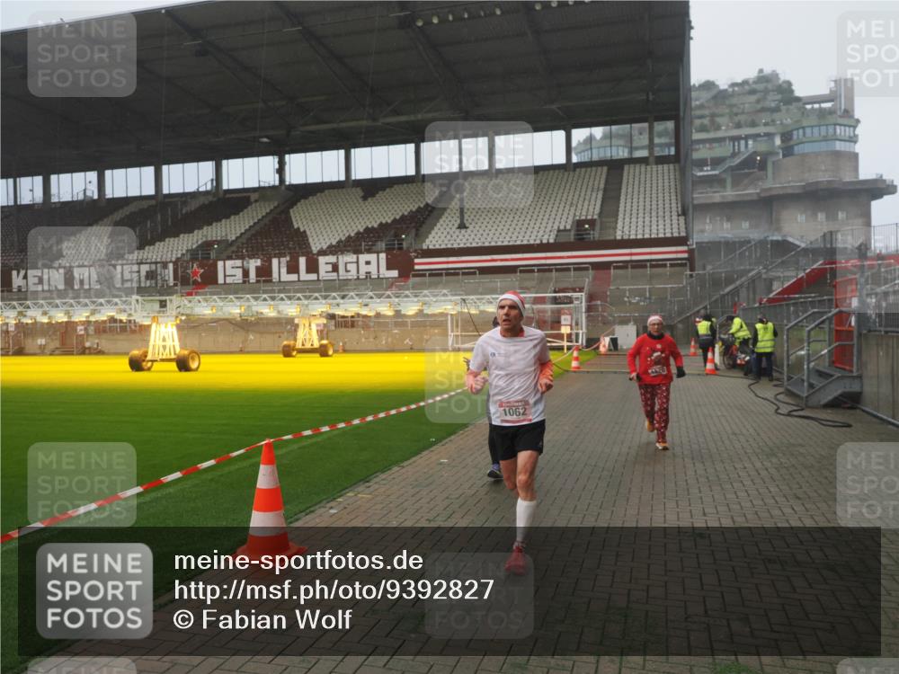 07.12.2025 - St. Pauli X-Mass-Run No. 15 Fabian Wolf http://msf.ph/oto/9392827 07.12.2025 10:13:22 Ziel 1044, 1062, 1126, 1220, 3588, 3589, 4081, 4082, 4083, 4664 meine-sportfotos.de