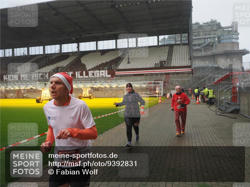 07.12.2025 - St. Pauli X-Mass-Run No. 15 Fabian Wolf http://msf.ph/oto/9392831 07.12.2025 10:13:23 Ziel 1044, 1062, 1126, 1220, 3588, 3589, 4081, 4082, 4083, 4664 meine-sportfotos.de