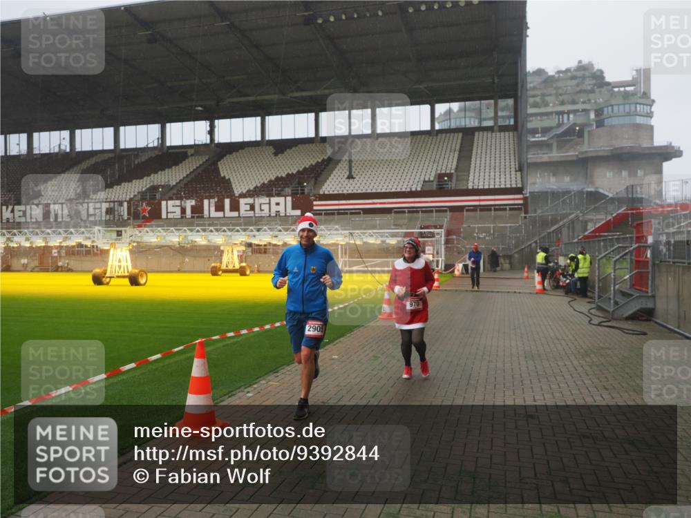 07.12.2025 - St. Pauli X-Mass-Run No. 15 Fabian Wolf http://msf.ph/oto/9392844 07.12.2025 10:13:37 Ziel 88, 970, 1699, 2905 meine-sportfotos.de