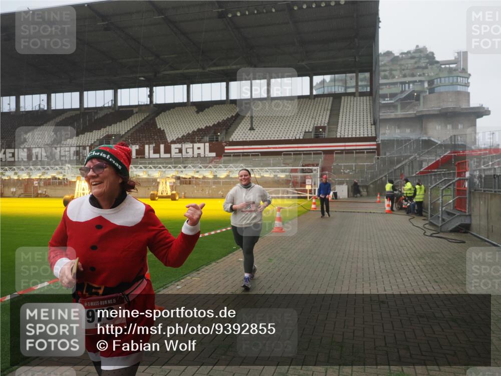07.12.2025 - St. Pauli X-Mass-Run No. 15 Fabian Wolf http://msf.ph/oto/9392855 07.12.2025 10:13:39 Ziel 88, 970, 1699, 2905 meine-sportfotos.de