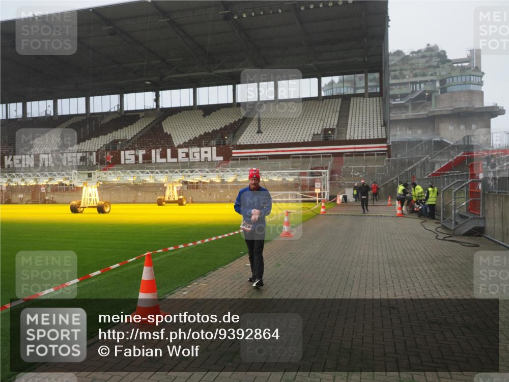 07.12.2025 - St. Pauli X-Mass-Run No. 15 Fabian Wolf http://msf.ph/oto/9392864 07.12.2025 10:13:46 Ziel 88, 970, 1699, 2905, 2951 meine-sportfotos.de