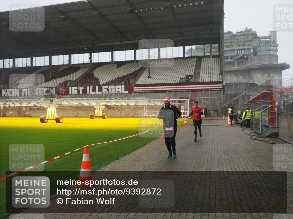 07.12.2025 - St. Pauli X-Mass-Run No. 15 Fabian Wolf http://msf.ph/oto/9392872 07.12.2025 10:13:53 Ziel 1699, 2951, 4371 meine-sportfotos.de