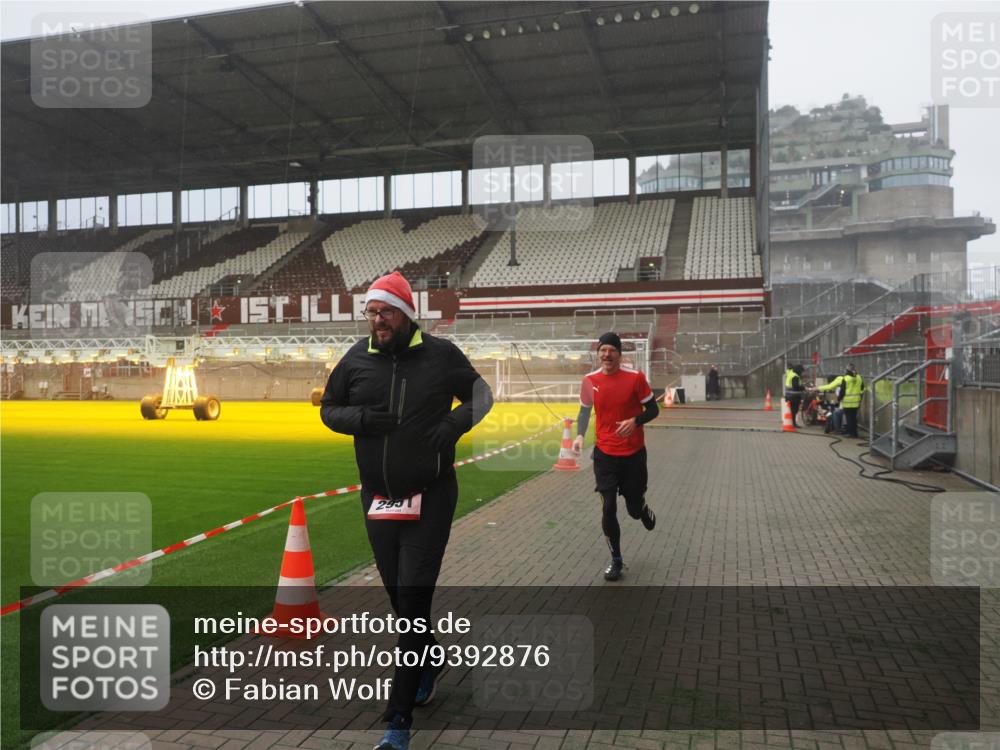 07.12.2025 - St. Pauli X-Mass-Run No. 15 Fabian Wolf http://msf.ph/oto/9392876 07.12.2025 10:13:55 Ziel 1699, 2951, 4371 meine-sportfotos.de