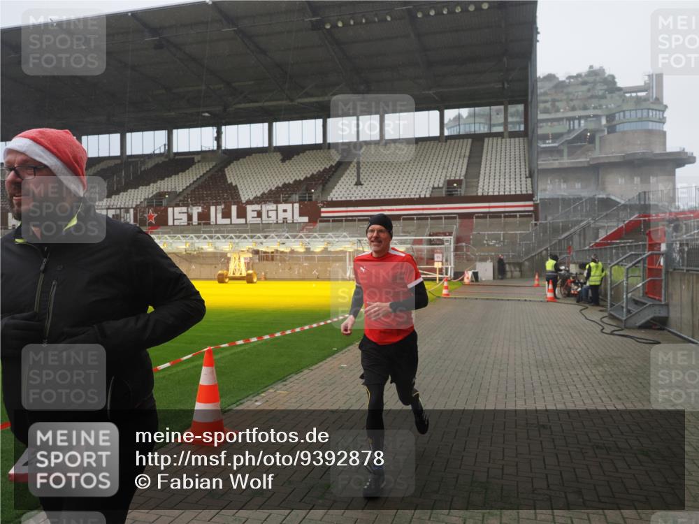 07.12.2025 - St. Pauli X-Mass-Run No. 15 Fabian Wolf http://msf.ph/oto/9392878 07.12.2025 10:13:55 Ziel 1699, 2951, 4371 meine-sportfotos.de