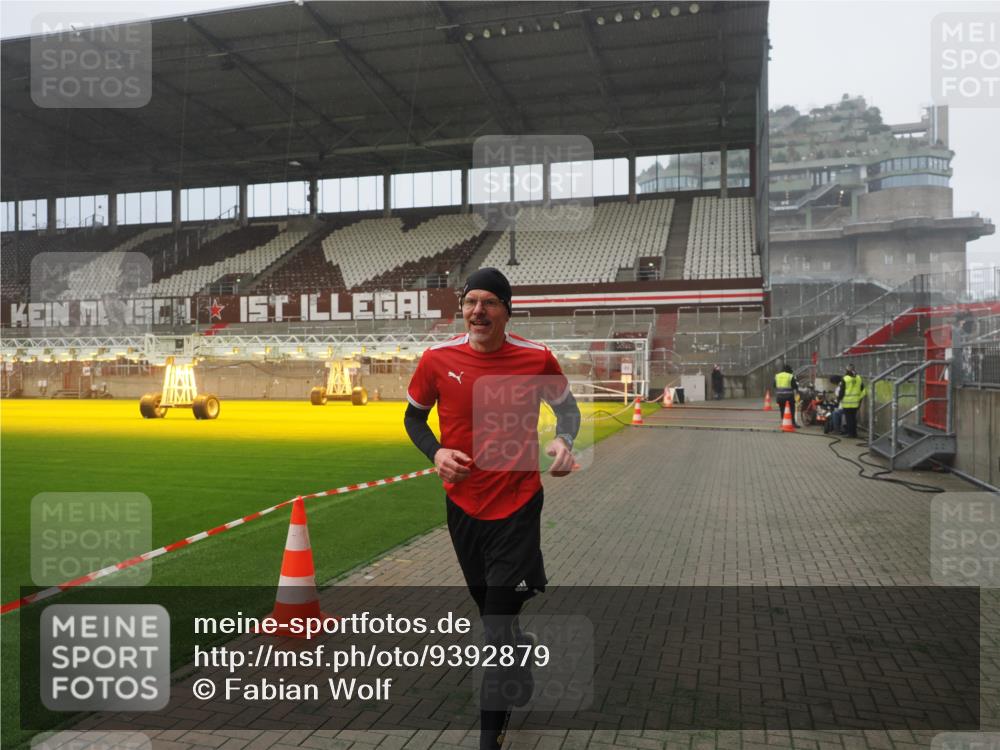 07.12.2025 - St. Pauli X-Mass-Run No. 15 Fabian Wolf http://msf.ph/oto/9392879 07.12.2025 10:13:56 Ziel 1699, 2951, 4371 meine-sportfotos.de
