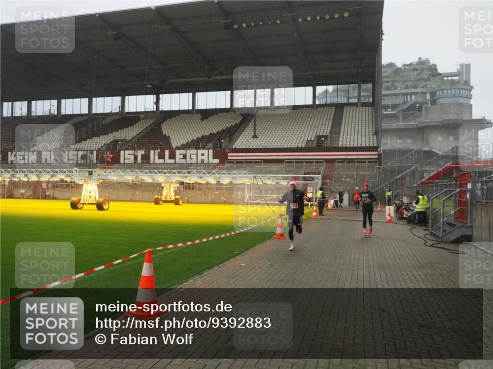 07.12.2025 - St. Pauli X-Mass-Run No. 15 Fabian Wolf http://msf.ph/oto/9392883 07.12.2025 10:14:05 Ziel 2951, 4371, 4502, 4526 meine-sportfotos.de