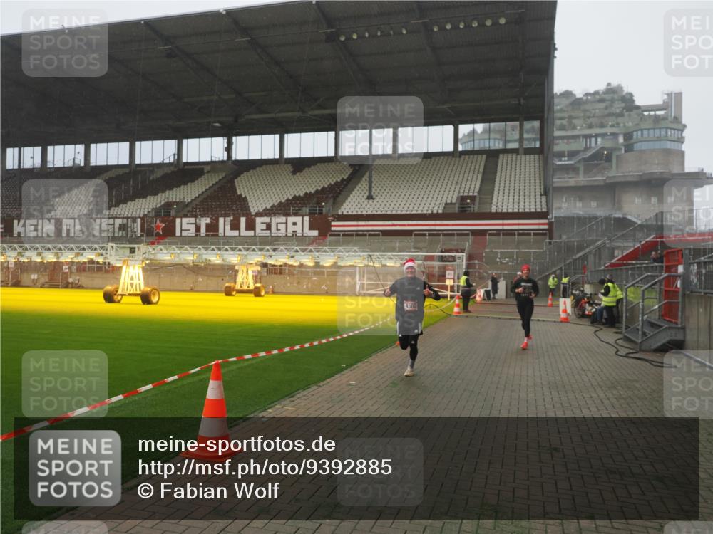 07.12.2025 - St. Pauli X-Mass-Run No. 15 Fabian Wolf http://msf.ph/oto/9392885 07.12.2025 10:14:05 Ziel 2951, 4371, 4502, 4526 meine-sportfotos.de
