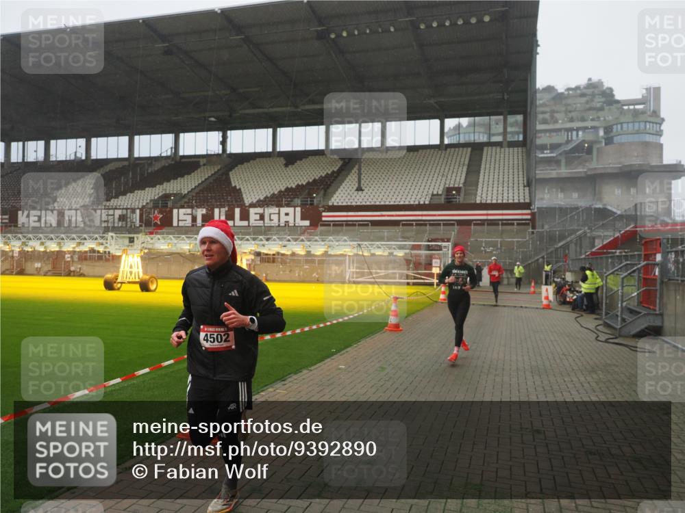 07.12.2025 - St. Pauli X-Mass-Run No. 15 Fabian Wolf http://msf.ph/oto/9392890 07.12.2025 10:14:07 Ziel 3243, 4371, 4502, 4526 meine-sportfotos.de