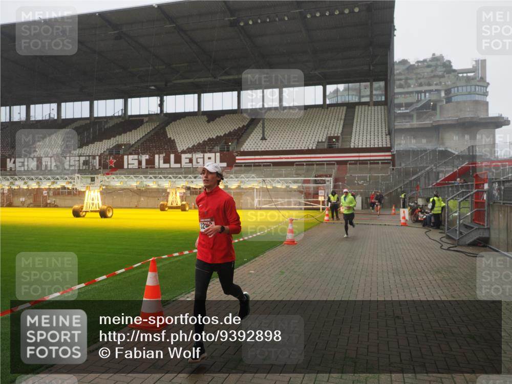 07.12.2025 - St. Pauli X-Mass-Run No. 15 Fabian Wolf http://msf.ph/oto/9392898 07.12.2025 10:14:11 Ziel 174, 3243, 4502, 4526 meine-sportfotos.de