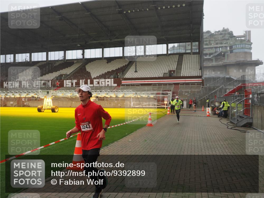 07.12.2025 - St. Pauli X-Mass-Run No. 15 Fabian Wolf http://msf.ph/oto/9392899 07.12.2025 10:14:11 Ziel 174, 3243, 4502, 4526 meine-sportfotos.de