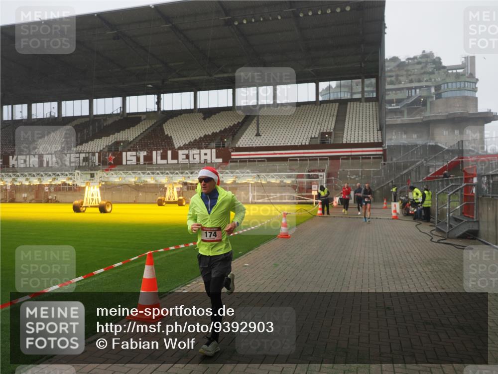 07.12.2025 - St. Pauli X-Mass-Run No. 15 Fabian Wolf http://msf.ph/oto/9392903 07.12.2025 10:14:14 Ziel 174, 352, 3243, 4489, 4502, 4526, 4545 meine-sportfotos.de