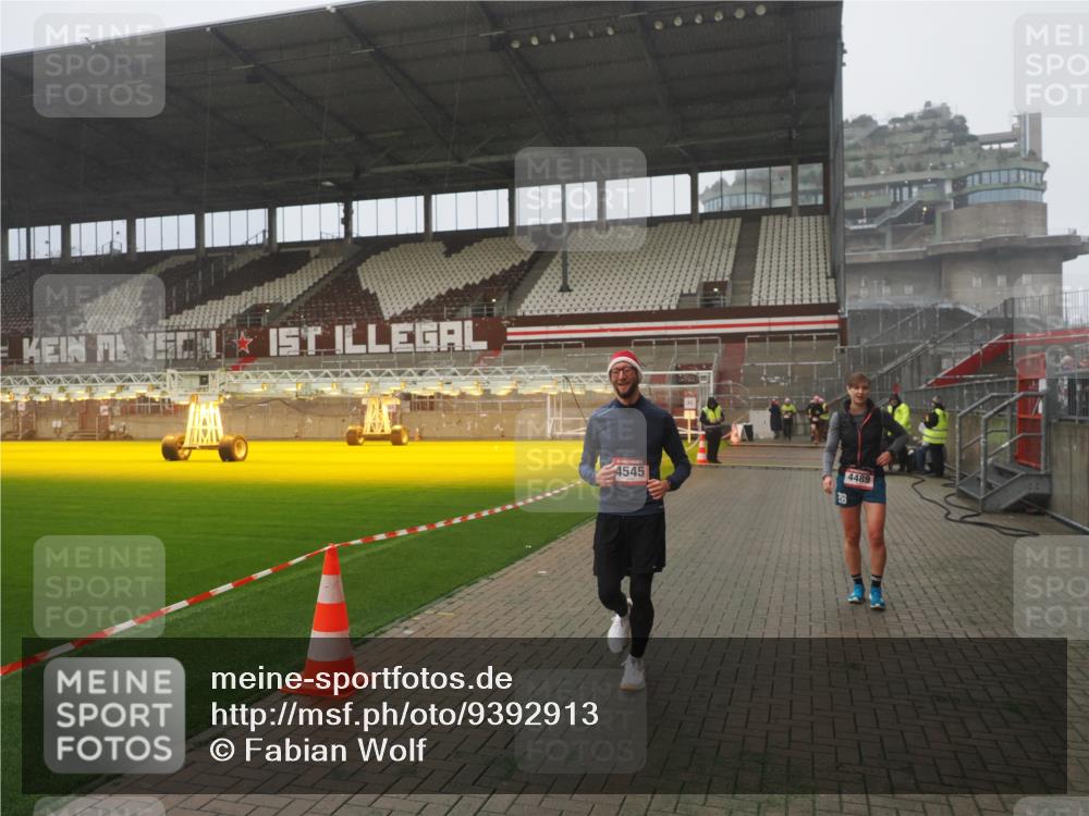 07.12.2025 - St. Pauli X-Mass-Run No. 15 Fabian Wolf http://msf.ph/oto/9392913 07.12.2025 10:14:20 Ziel 174, 352, 3243, 4489, 4502, 4526, 4545 meine-sportfotos.de