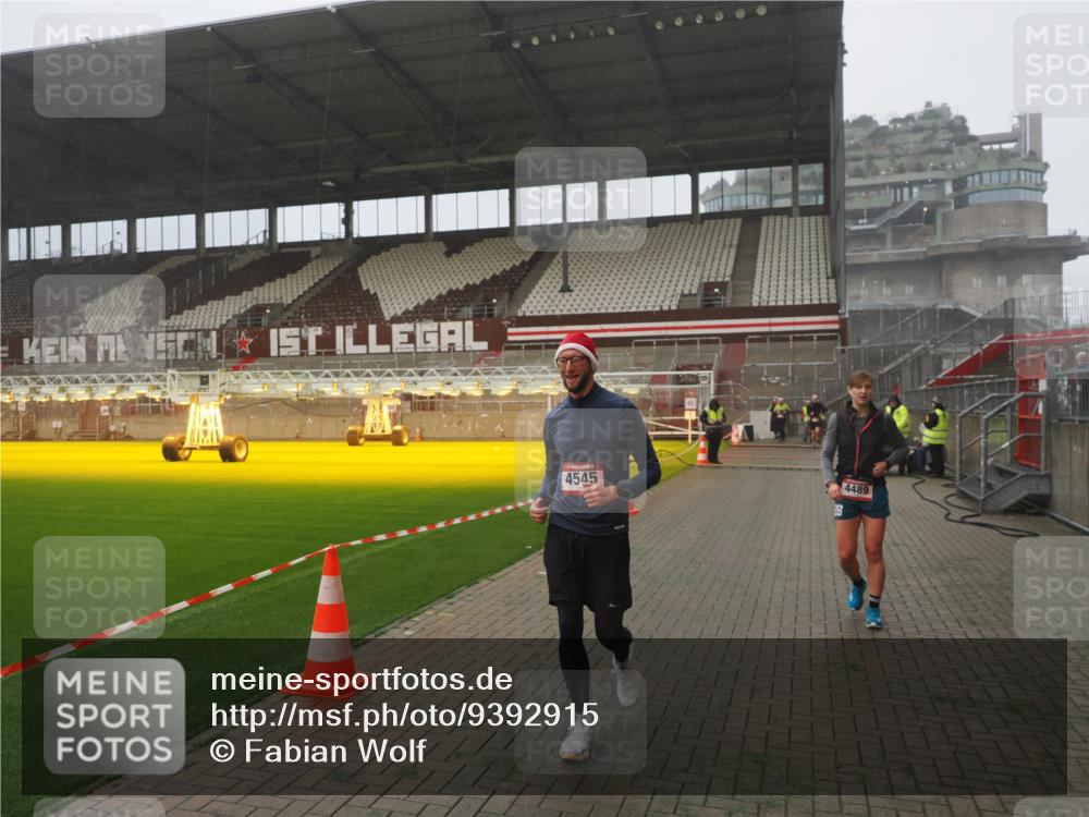 07.12.2025 - St. Pauli X-Mass-Run No. 15 Fabian Wolf http://msf.ph/oto/9392915 07.12.2025 10:14:21 Ziel 174, 352, 3243, 4489, 4502, 4526, 4545 meine-sportfotos.de