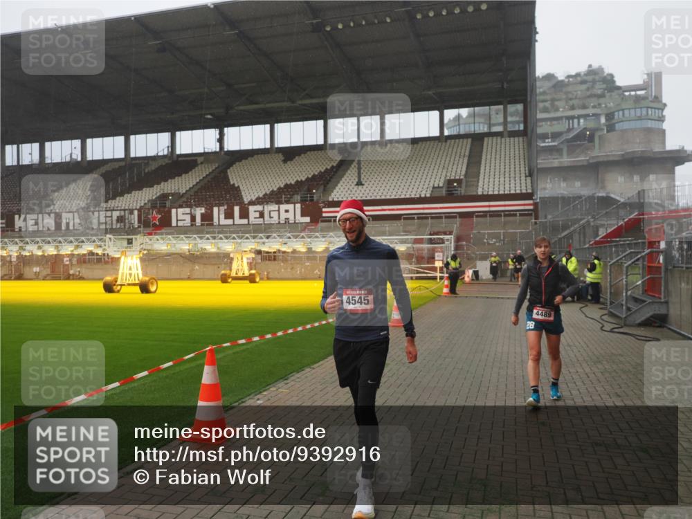 07.12.2025 - St. Pauli X-Mass-Run No. 15 Fabian Wolf http://msf.ph/oto/9392916 07.12.2025 10:14:21 Ziel 174, 352, 3243, 4489, 4502, 4526, 4545 meine-sportfotos.de