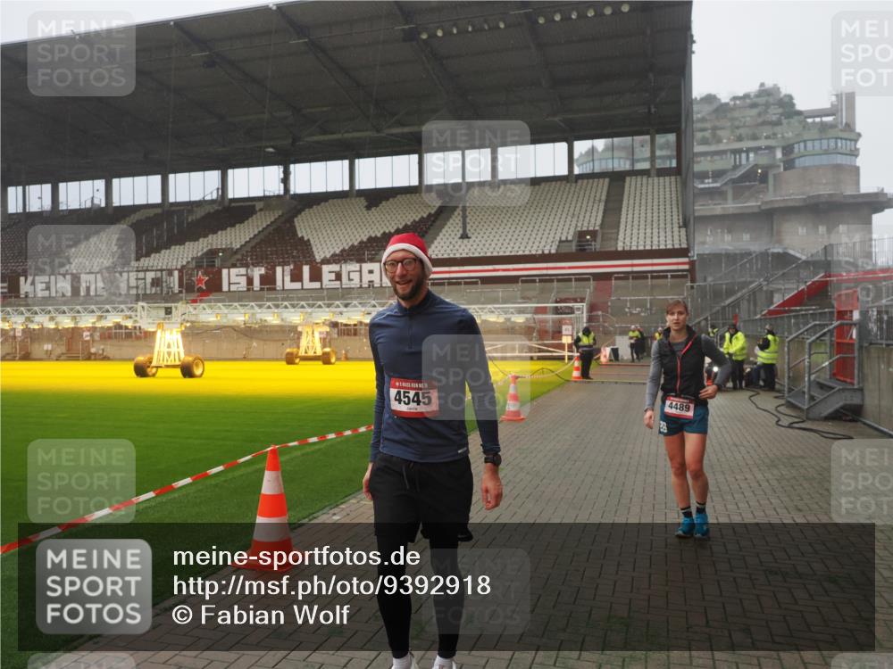 07.12.2025 - St. Pauli X-Mass-Run No. 15 Fabian Wolf http://msf.ph/oto/9392918 07.12.2025 10:14:21 Ziel 174, 352, 3243, 4489, 4502, 4526, 4545 meine-sportfotos.de