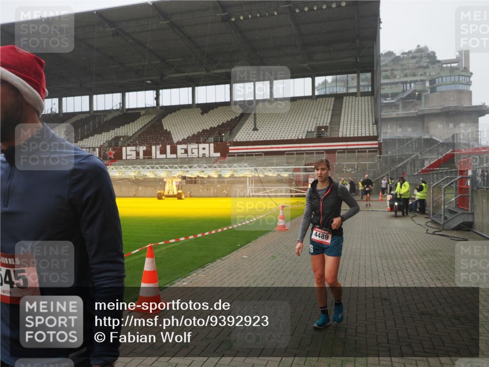 07.12.2025 - St. Pauli X-Mass-Run No. 15 Fabian Wolf http://msf.ph/oto/9392923 07.12.2025 10:14:22 Ziel 174, 352, 1158, 3243, 4489, 4545 meine-sportfotos.de