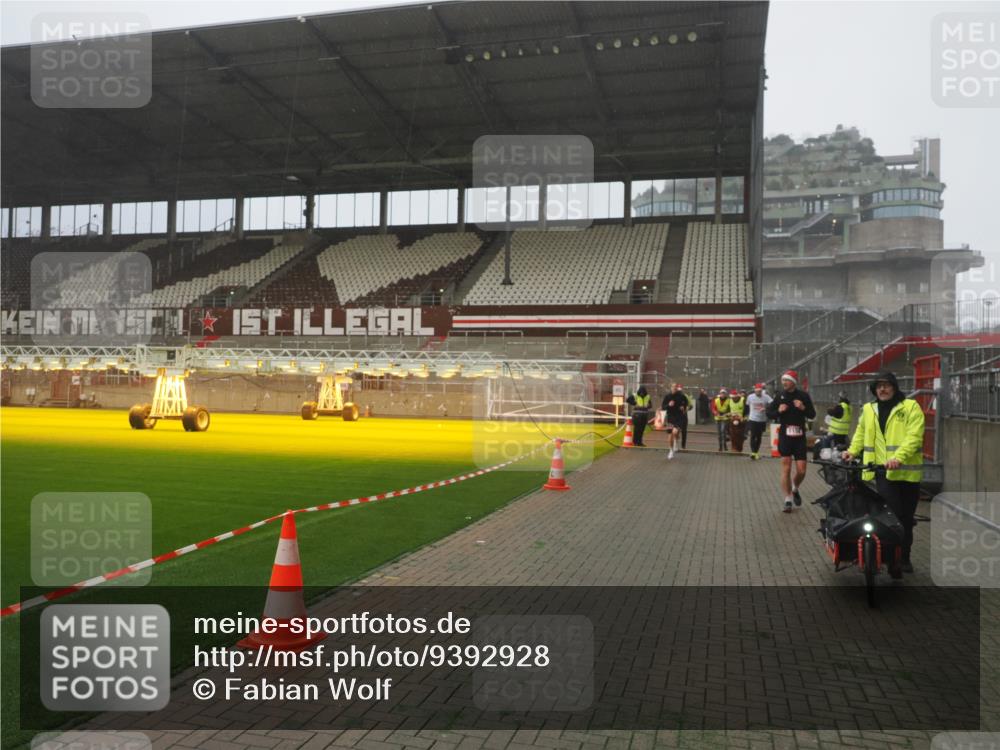 07.12.2025 - St. Pauli X-Mass-Run No. 15 Fabian Wolf http://msf.ph/oto/9392928 07.12.2025 10:14:29 Ziel 174, 352, 1158, 2564, 2617, 2618, 2864, 4489, 4508, 4545 meine-sportfotos.de