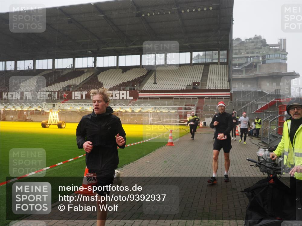 07.12.2025 - St. Pauli X-Mass-Run No. 15 Fabian Wolf http://msf.ph/oto/9392937 07.12.2025 10:14:33 Ziel 352, 1158, 2564, 2617, 2618, 2864, 3565, 4508, 4545 meine-sportfotos.de