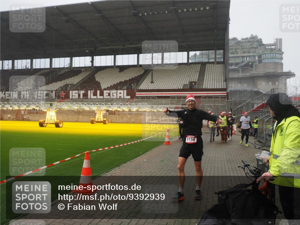 07.12.2025 - St. Pauli X-Mass-Run No. 15 Fabian Wolf http://msf.ph/oto/9392939 07.12.2025 10:14:34 Ziel 352, 1158, 2564, 2617, 2618, 2864, 3565, 4508, 4545 meine-sportfotos.de
