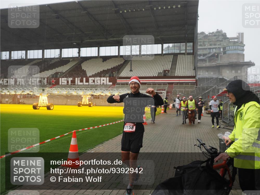 07.12.2025 - St. Pauli X-Mass-Run No. 15 Fabian Wolf http://msf.ph/oto/9392942 07.12.2025 10:14:35 Ziel 1158, 2564, 2617, 2618, 2864, 3565, 4508 meine-sportfotos.de