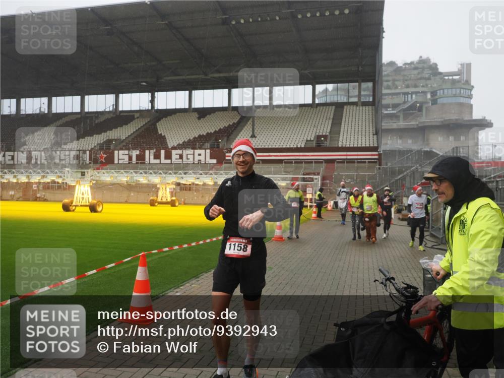 07.12.2025 - St. Pauli X-Mass-Run No. 15 Fabian Wolf http://msf.ph/oto/9392943 07.12.2025 10:14:35 Ziel 1158, 2564, 2617, 2618, 2864, 3565, 4508 meine-sportfotos.de