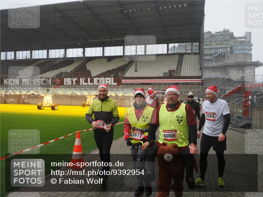 07.12.2025 - St. Pauli X-Mass-Run No. 15 Fabian Wolf http://msf.ph/oto/9392954 07.12.2025 10:14:42 Ziel 1158, 2564, 2617, 2618, 2864, 3481, 3565, 4508 meine-sportfotos.de