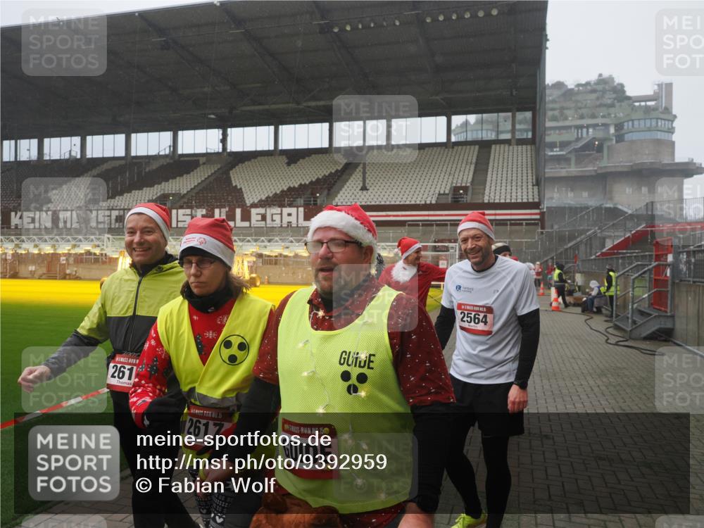 07.12.2025 - St. Pauli X-Mass-Run No. 15 Fabian Wolf http://msf.ph/oto/9392959 07.12.2025 10:14:43 Ziel 2564, 2617, 2618, 2864, 3481, 3565, 4508 meine-sportfotos.de