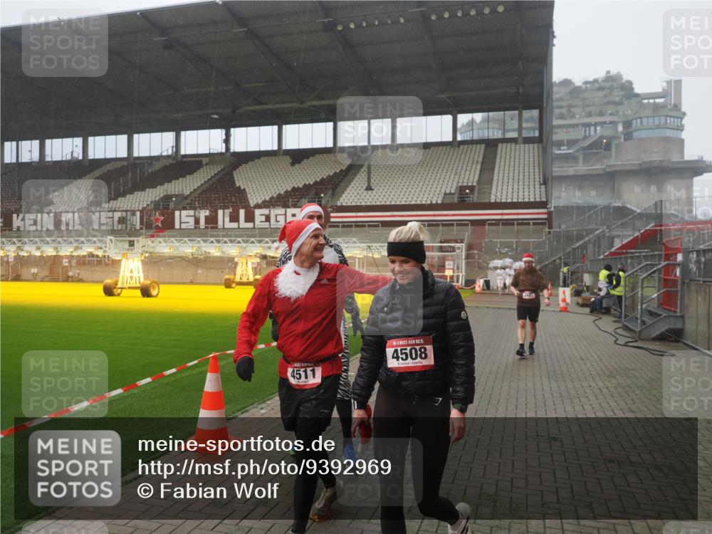 07.12.2025 - St. Pauli X-Mass-Run No. 15 Fabian Wolf http://msf.ph/oto/9392969 07.12.2025 10:14:45 Ziel 2564, 2617, 2618, 2864, 3481, 3565, 4508 meine-sportfotos.de