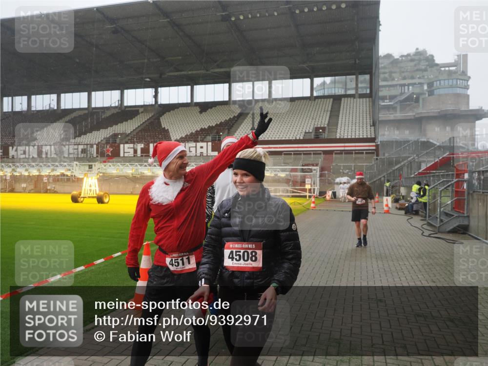 07.12.2025 - St. Pauli X-Mass-Run No. 15 Fabian Wolf http://msf.ph/oto/9392971 07.12.2025 10:14:46 Ziel 2564, 2617, 2864, 3481, 3565, 4508 meine-sportfotos.de