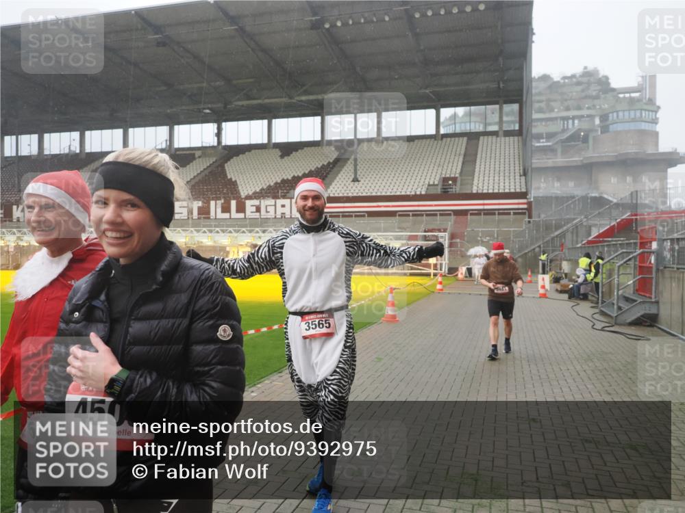 07.12.2025 - St. Pauli X-Mass-Run No. 15 Fabian Wolf http://msf.ph/oto/9392975 07.12.2025 10:14:46 Ziel 2564, 2617, 2864, 3481, 3565, 4508 meine-sportfotos.de