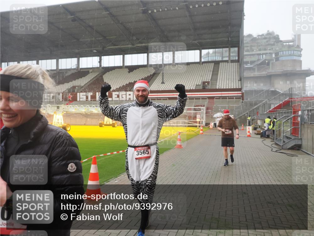 07.12.2025 - St. Pauli X-Mass-Run No. 15 Fabian Wolf http://msf.ph/oto/9392976 07.12.2025 10:14:47 Ziel 1867, 1873, 2864, 3481, 3565, 4508 meine-sportfotos.de