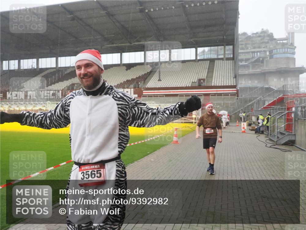 07.12.2025 - St. Pauli X-Mass-Run No. 15 Fabian Wolf http://msf.ph/oto/9392982 07.12.2025 10:14:48 Ziel 1363, 1867, 1869, 1873, 3481, 3565, 4508 meine-sportfotos.de