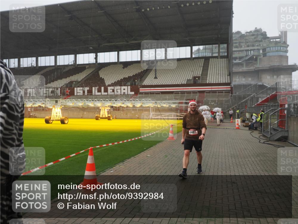 07.12.2025 - St. Pauli X-Mass-Run No. 15 Fabian Wolf http://msf.ph/oto/9392984 07.12.2025 10:14:49 Ziel 1363, 1867, 1869, 1873, 3481, 3565, 4508 meine-sportfotos.de