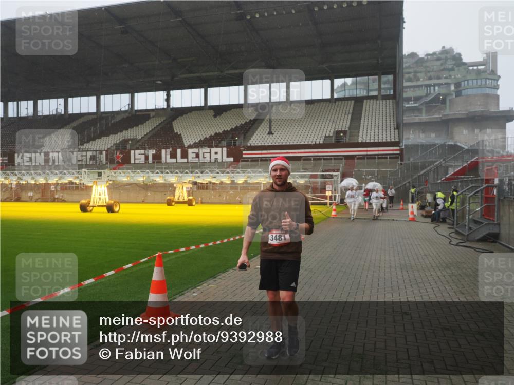 07.12.2025 - St. Pauli X-Mass-Run No. 15 Fabian Wolf http://msf.ph/oto/9392988 07.12.2025 10:14:50 Ziel 1363, 1867, 1869, 1873, 3481, 3565 meine-sportfotos.de