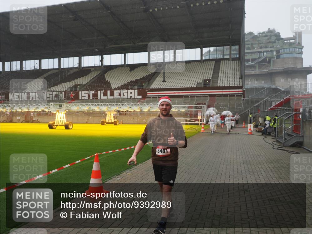 07.12.2025 - St. Pauli X-Mass-Run No. 15 Fabian Wolf http://msf.ph/oto/9392989 07.12.2025 10:14:50 Ziel 1363, 1867, 1869, 1873, 3481, 3565 meine-sportfotos.de