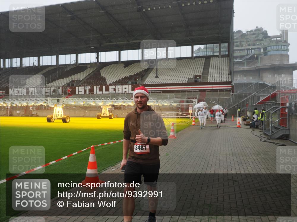07.12.2025 - St. Pauli X-Mass-Run No. 15 Fabian Wolf http://msf.ph/oto/9392991 07.12.2025 10:14:51 Ziel 1363, 1867, 1869, 1873, 3481, 3565, 4001, 4004 meine-sportfotos.de