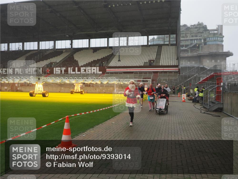 07.12.2025 - St. Pauli X-Mass-Run No. 15 Fabian Wolf http://msf.ph/oto/9393014 07.12.2025 10:14:59 Ziel 762, 1363, 1867, 1869, 1873, 2883, 2891, 3741, 4001, 4004 meine-sportfotos.de