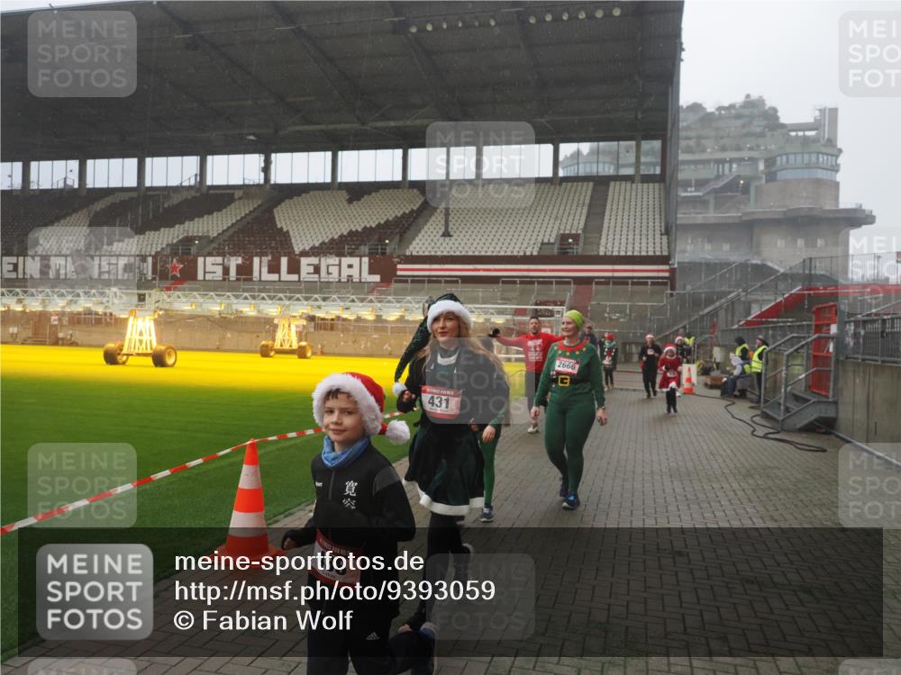 07.12.2025 - St. Pauli X-Mass-Run No. 15 Fabian Wolf http://msf.ph/oto/9393059 07.12.2025 10:15:18 Ziel 308, 431, 436, 438, 1180, 1183, 1885, 2666, 2667, 2668, 3103, 3741, 4494, 4536 meine-sportfotos.de
